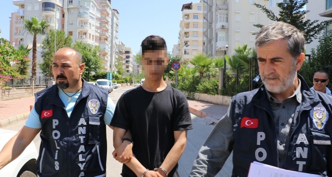 Babasını bıçaklayan gence 1 yıl 10 ay hapis cezası